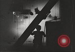 Immagine di Funzionamento Cue bomba nucleare test distrugge la casa Nevada United States USA, 1955, secondo 53 filmato di repertorio 65675063886
