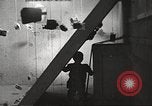 Immagine di Funzionamento Cue bomba nucleare test distrugge la casa Nevada United States USA, 1955, secondo 58 filmato di repertorio 65675063886