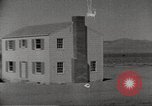 Immagine di Funzionamento casa Cue esplode Nevada United States USA, 1955, secondo 4 filmato di repertorio 65675063887