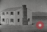 Immagine di Funzionamento casa Cue esplode Nevada United States USA, 1955, secondo 10 filmato di repertorio 65675063887