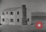 Immagine di Funzionamento casa Cue esplode Nevada United States USA, 1955, secondo 14 filmato di repertorio 65675063887