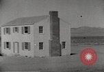 Immagine di Funzionamento casa Cue esplode Nevada United States USA, 1955, secondo 18 filmato di repertorio 65675063887