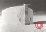 Immagine di Funzionamento casa Cue esplode Nevada United States USA, 1955, secondo 24 filmato di repertorio 65675063887