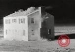 Immagine di Funzionamento casa Cue esplode Nevada United States USA, 1955, secondo 25 filmato di repertorio 65675063887
