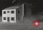 Immagine di Funzionamento casa Cue esplode Nevada United States USA, 1955, secondo 26 filmato di repertorio 65675063887