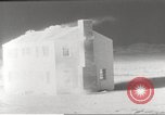 Immagine di Funzionamento casa Cue esplode Nevada United States USA, 1955, secondo 46 filmato di repertorio 65675063887