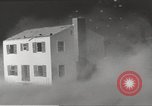 Immagine di Funzionamento casa Cue esplode Nevada United States USA, 1955, secondo 48 filmato di repertorio 65675063887