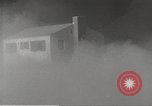 Immagine di Funzionamento casa Cue esplode Nevada United States USA, 1955, secondo 49 filmato di repertorio 65675063887