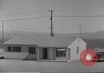 Immagine di Funzionamento casa Cue e manichino blast Nevada United States USA, 1955, secondo 8 filmato di repertorio 65675063888