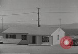 Immagine di Funzionamento casa Cue e manichino blast Nevada United States USA, 1955, secondo 10 filmato di repertorio 65675063888