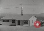 Immagine di Funzionamento casa Cue e manichino blast Nevada United States USA, 1955, secondo 11 filmato di repertorio 65675063888