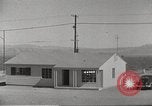 Immagine di Funzionamento casa Cue e manichino blast Nevada United States USA, 1955, secondo 14 filmato di repertorio 65675063888