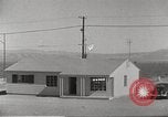 Immagine di Funzionamento casa Cue e manichino blast Nevada United States USA, 1955, secondo 15 filmato di repertorio 65675063888