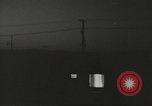 Immagine di Funzionamento casa Cue e manichino blast Nevada United States USA, 1955, secondo 18 filmato di repertorio 65675063888