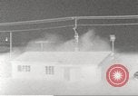 Immagine di Funzionamento casa Cue e manichino blast Nevada United States USA, 1955, secondo 25 filmato di repertorio 65675063888