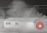 Immagine di Funzionamento casa Cue e manichino blast Nevada United States USA, 1955, secondo 26 filmato di repertorio 65675063888