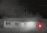 Immagine di Funzionamento casa Cue e manichino blast Nevada United States USA, 1955, secondo 27 filmato di repertorio 65675063888