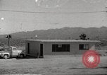 Immagine di Funzionamento Cue casa e auto durante l'esplosione atomica Nevada United States USA, 1955, secondo 1 filmato di repertorio 65675063889