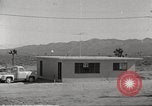 Immagine di Funzionamento Cue casa e auto durante l'esplosione atomica Nevada United States USA, 1955, secondo 3 filmato di repertorio 65675063889