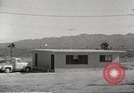 Immagine di Funzionamento Cue casa e auto durante l'esplosione atomica Nevada United States USA, 1955, secondo 4 filmato di repertorio 65675063889