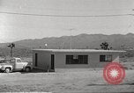 Immagine di Funzionamento Cue casa e auto durante l'esplosione atomica Nevada United States USA, 1955, secondo 6 filmato di repertorio 65675063889