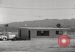 Immagine di Funzionamento Cue casa e auto durante l'esplosione atomica Nevada United States USA, 1955, secondo 9 filmato di repertorio 65675063889
