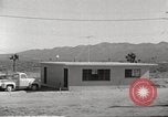 Immagine di Funzionamento Cue casa e auto durante l'esplosione atomica Nevada United States USA, 1955, secondo 10 filmato di repertorio 65675063889