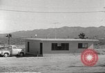 Immagine di Funzionamento Cue casa e auto durante l'esplosione atomica Nevada United States USA, 1955, secondo 11 filmato di repertorio 65675063889