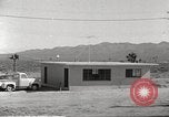 Immagine di Funzionamento Cue casa e auto durante l'esplosione atomica Nevada United States USA, 1955, secondo 13 filmato di repertorio 65675063889
