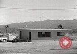 Immagine di Funzionamento Cue casa e auto durante l'esplosione atomica Nevada United States USA, 1955, secondo 15 filmato di repertorio 65675063889