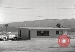 Immagine di Funzionamento Cue casa e auto durante l'esplosione atomica Nevada United States USA, 1955, secondo 16 filmato di repertorio 65675063889