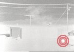 Immagine di Funzionamento Cue casa e auto durante l'esplosione atomica Nevada United States USA, 1955, secondo 24 filmato di repertorio 65675063889