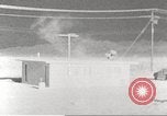 Immagine di Funzionamento Cue casa e auto durante l'esplosione atomica Nevada United States USA, 1955, secondo 25 filmato di repertorio 65675063889