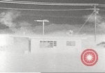 Immagine di Funzionamento Cue casa e auto durante l'esplosione atomica Nevada United States USA, 1955, secondo 26 filmato di repertorio 65675063889