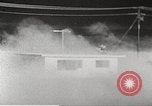 Immagine di Funzionamento Cue casa e auto durante l'esplosione atomica Nevada United States USA, 1955, secondo 27 filmato di repertorio 65675063889