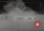 Immagine di Funzionamento Cue casa e auto durante l'esplosione atomica Nevada United States USA, 1955, secondo 28 filmato di repertorio 65675063889