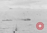 Image Navire de guerre des canons navals la nuit de tir Philippines, 1945, de la seconde 3 séquences d'archives historiques vidéo 65675063915