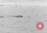 Image Navire de guerre des canons navals la nuit de tir Philippines, 1945, de la seconde 4 séquences d'archives historiques vidéo 65675063915