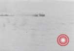 Image Navire de guerre des canons navals la nuit de tir Philippines, 1945, de la seconde 10 séquences d'archives historiques vidéo 65675063915