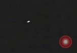 Image Navire de guerre des canons navals la nuit de tir Philippines, 1945, de la seconde 17 séquences d'archives historiques vidéo 65675063915