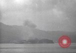 Immagine di Shell da pistole NEGLI STATI UNITI esplode Filippine, 1945, secondo 13 filmato di repertorio 65675063919
