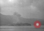 Immagine di Shell da pistole NEGLI STATI UNITI esplode Filippine, 1945, secondo 14 filmato di repertorio 65675063919