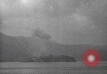 Immagine di Shell da pistole NEGLI STATI UNITI esplode Filippine, 1945, secondo 16 filmato di repertorio 65675063919