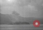 Immagine di Shell da pistole NEGLI STATI UNITI esplode Filippine, 1945, secondo 20 filmato di repertorio 65675063919