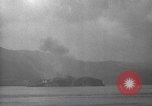 Immagine di Shell da pistole NEGLI STATI UNITI esplode Filippine, 1945, secondo 21 filmato di repertorio 65675063919