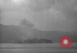 Immagine di Shell da pistole NEGLI STATI UNITI esplode Filippine, 1945, secondo 22 filmato di repertorio 65675063919