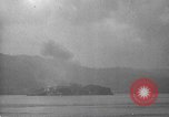 Immagine di Shell da pistole NEGLI STATI UNITI esplode Filippine, 1945, secondo 24 filmato di repertorio 65675063919