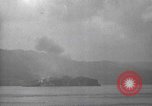 Immagine di Shell da pistole NEGLI STATI UNITI esplode Filippine, 1945, secondo 25 filmato di repertorio 65675063919