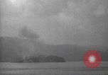 Immagine di Shell da pistole NEGLI STATI UNITI esplode Filippine, 1945, secondo 29 filmato di repertorio 65675063919
