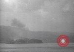 Immagine di Shell da pistole NEGLI STATI UNITI esplode Filippine, 1945, secondo 31 filmato di repertorio 65675063919